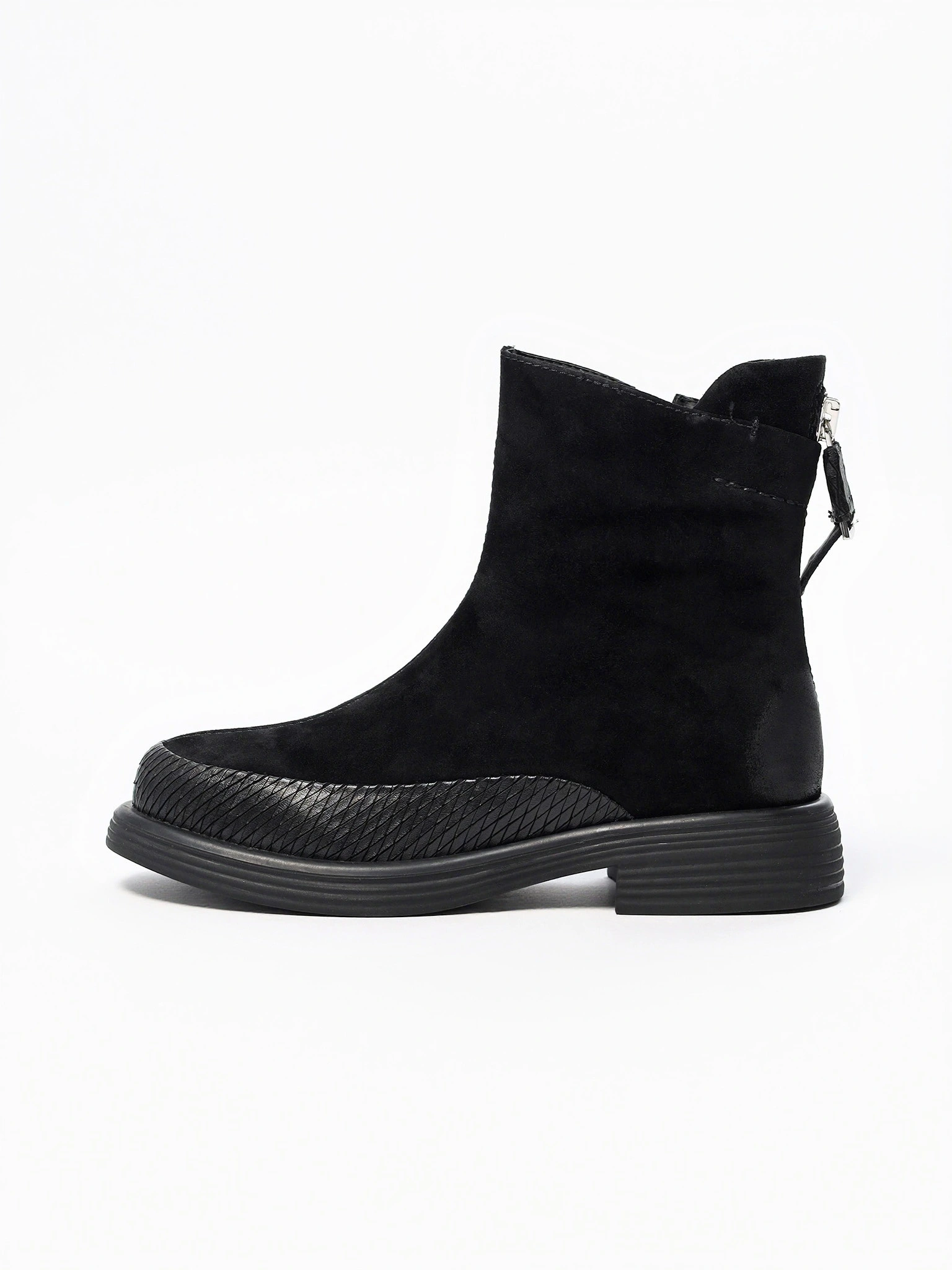 Ботинки черного цвета на низком широком каблуке